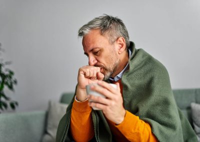 Tosse e abbassamento di voce: cosa causa la raucedine?