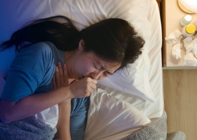 Perché la tosse peggiora di notte? 5 strategie per dormire meglio